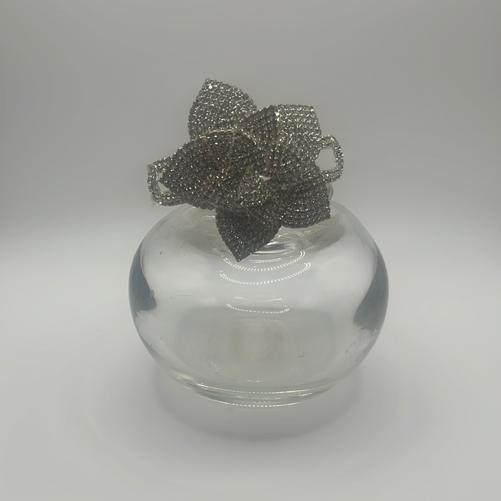 Silver and crystal bracelet in the shape of a flower